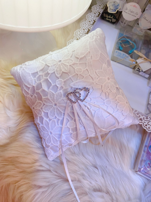  Simply Lace Ring Pillow