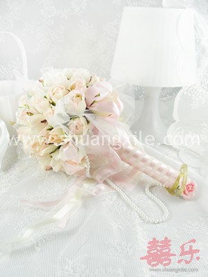 Bloom My Love - Rose Bud Hand Bouquet (2 Colors available)